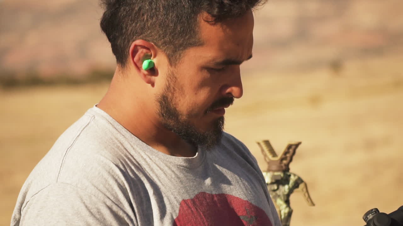 primer plano de inspeccionar el rifle y cargar el arma en verano