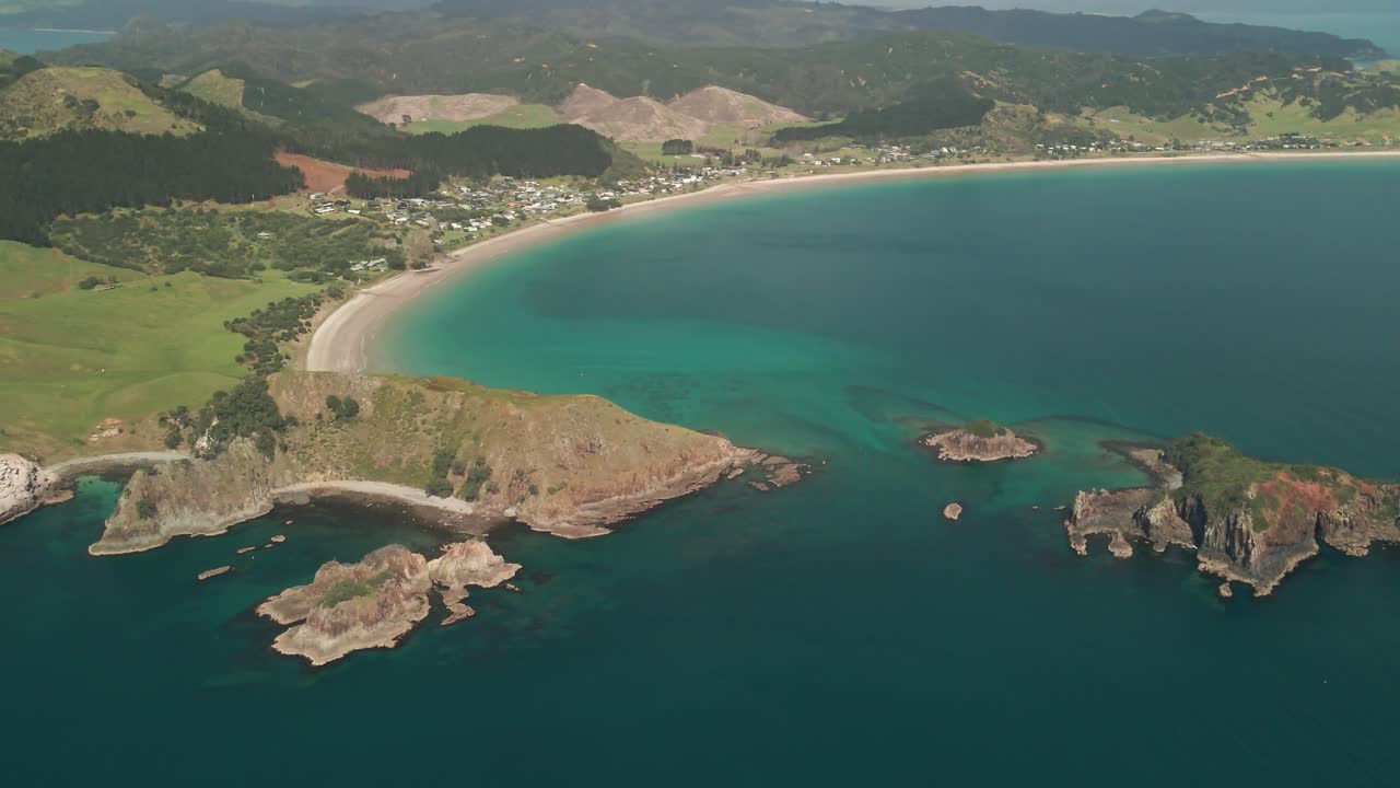 nubes persiguiendo aguas oceánicas más brillantes
