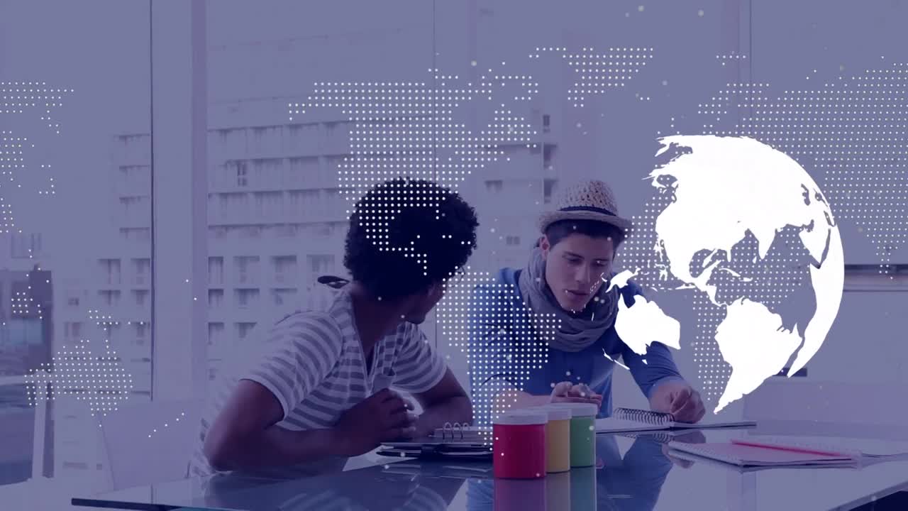 animación de globo giratorio y mapa del mundo contra dos hombres diferentes discutiendo en la oficina
