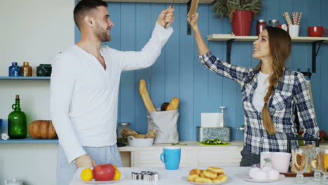 una pareja divirtiéndose en la cocina.