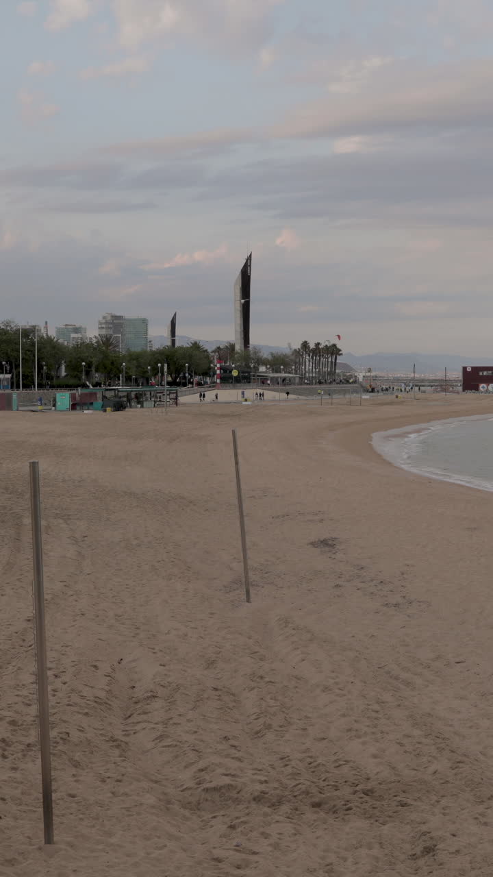 las playas de barcelona casi vacías durante el bloqueo por coronavirus en vertical
