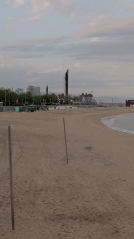 las playas de barcelona casi vacías durante el bloqueo por coronavirus en vertical
