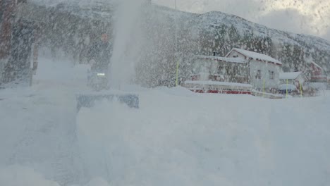 Primer-Plano-De-Un-Hombre-Usando-Un-Soplador-De-Nieve-Y-Arrojando-Nieve-Directamente-Al-Frente