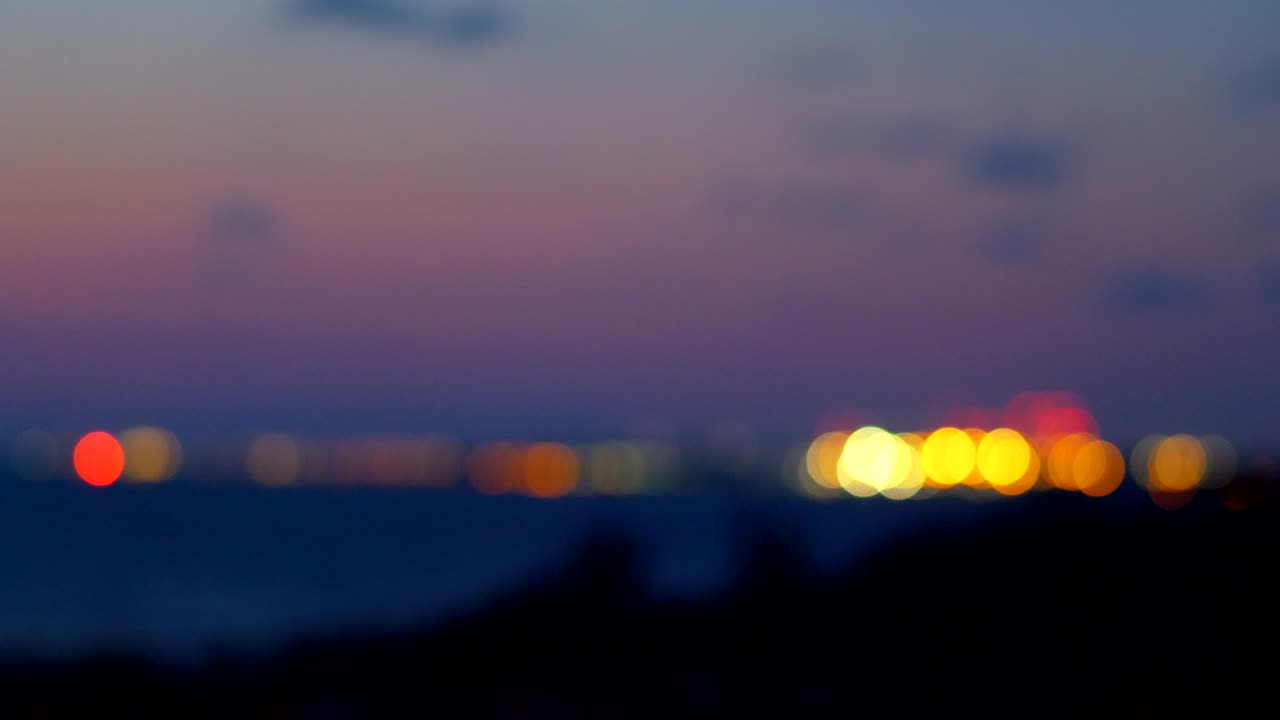 4k에서 지평선에 있는 다채로운 불빛의 보케