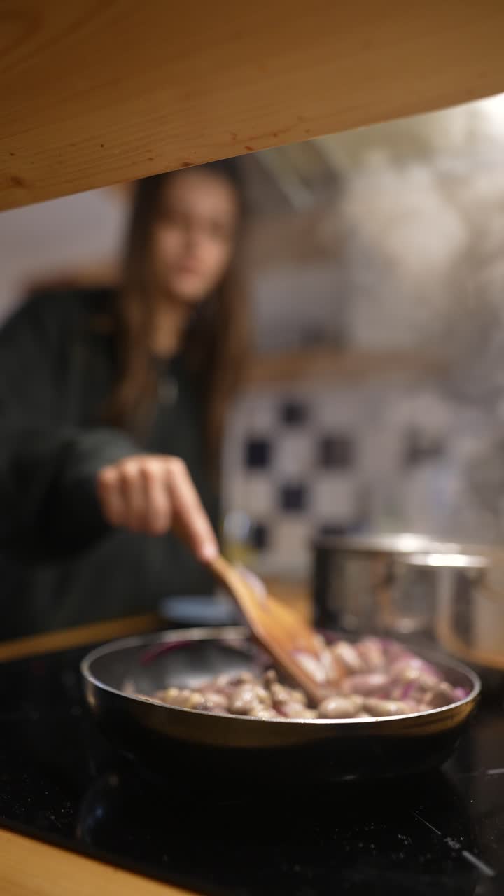 mujer cocinando en la cocina