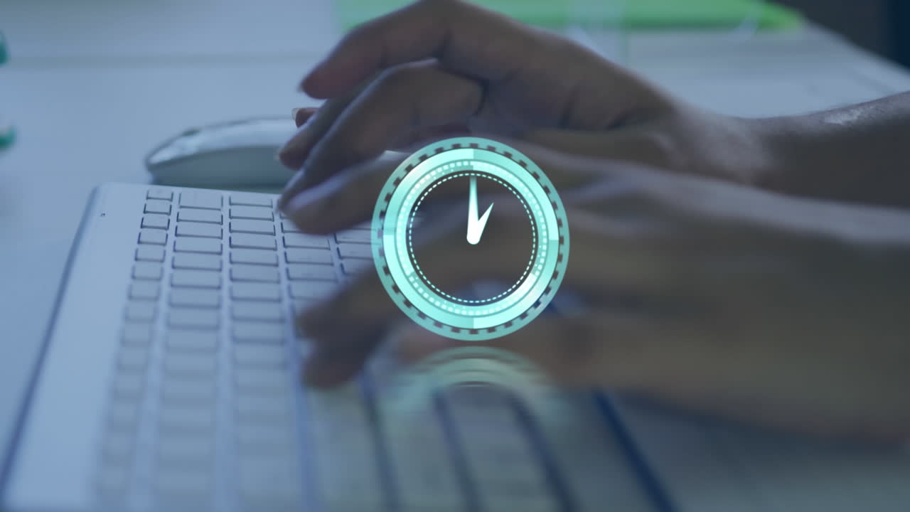 анимация часов, движущихся по рукам двухрасового мужчины с помощью ноутбука