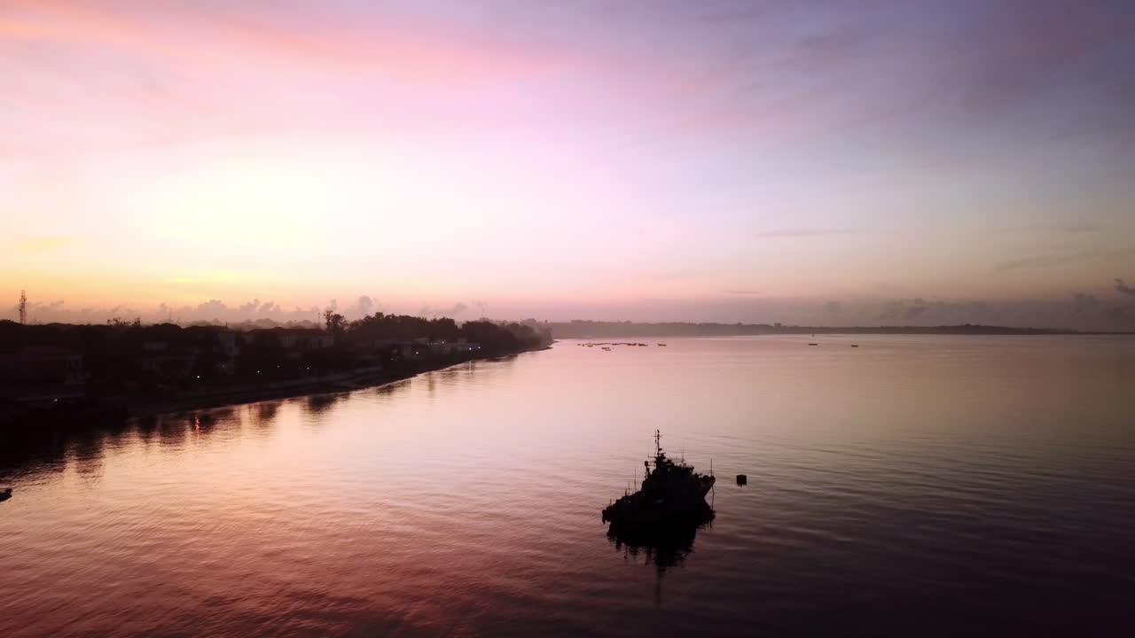 amanecer sobre la ciudad costera con barcos