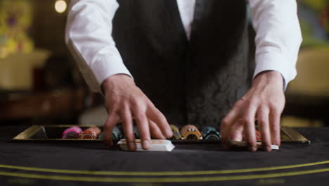 Croupier-Mischt-Pokerkarten.