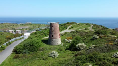 Amlwch-Hafen-Aus-Rotem-Backstein-Stillgelegte-Verlassene-Windmühle-Luftaufnahme-Nord-Anglesey-Wales-Landschaftspark-Orbit-Rechts