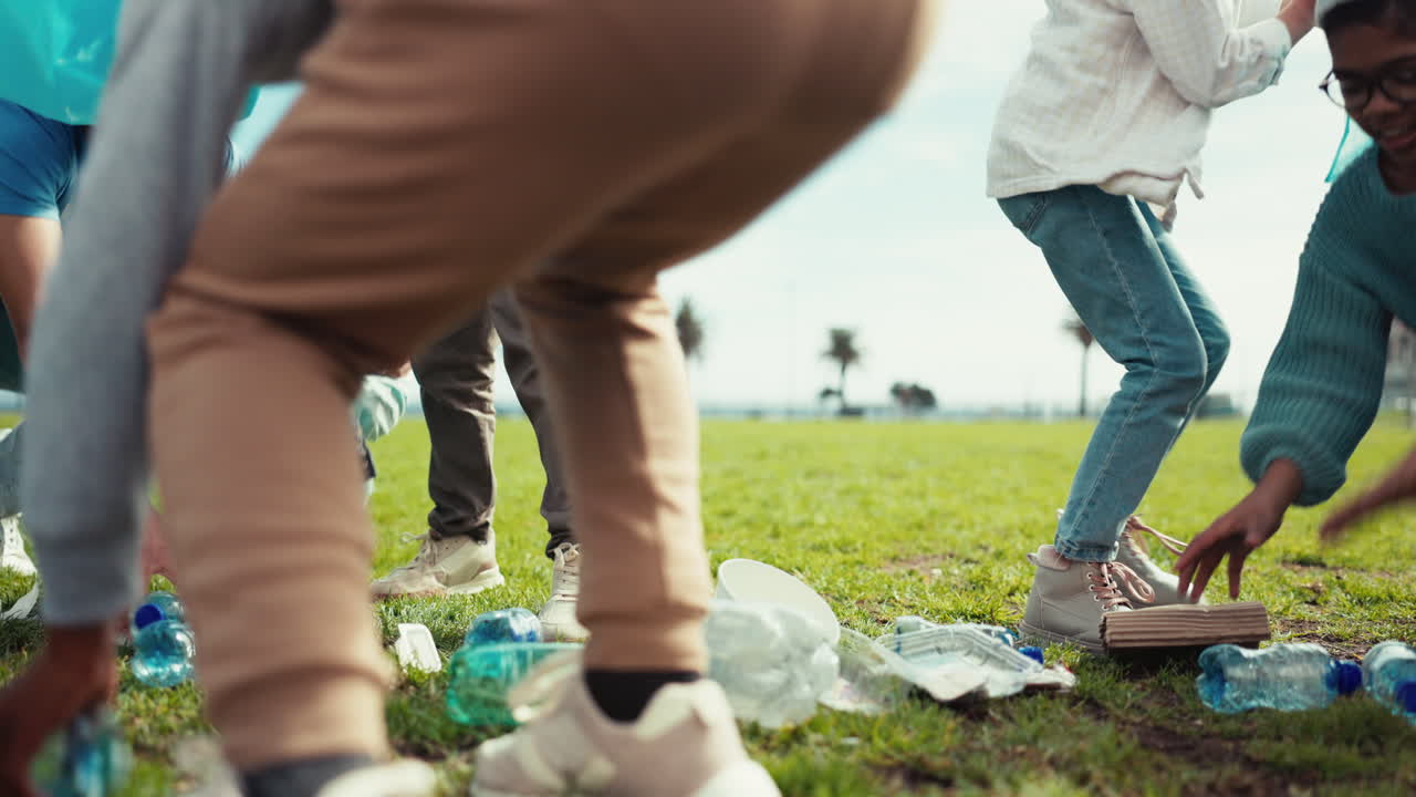 Uomo volontario, bambini e all'aperto per i rifiuti
