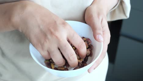 mujer sosteniendo un plato de pistachos