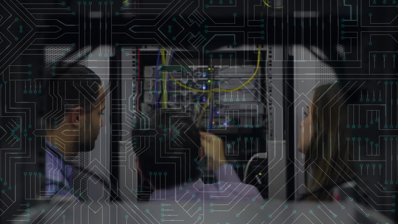 persone che lavorano sul server del computer mentre la scheda madre si muove in primo piano