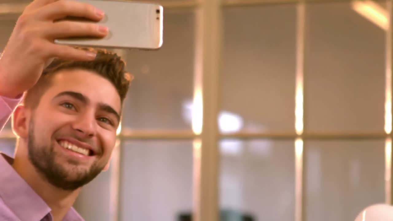 웃는 사업가 가 셀카 를 찍고 있다