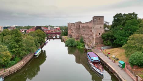 Ein-Schwenk-über-Den-Fluss-Trent-Mit-Blick-Auf-Newark-Castle