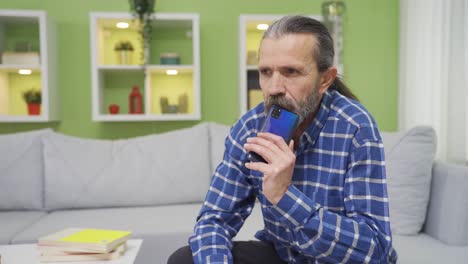 el hombre que recibe o ve una noticia que lo molesta por teléfono se enoja.