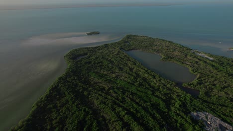 Isla-Holbox-Con-Exuberante-Vegetación-Y-Aguas-Circundantes-A-La-Luz-Del-Día,-Vista-Aérea