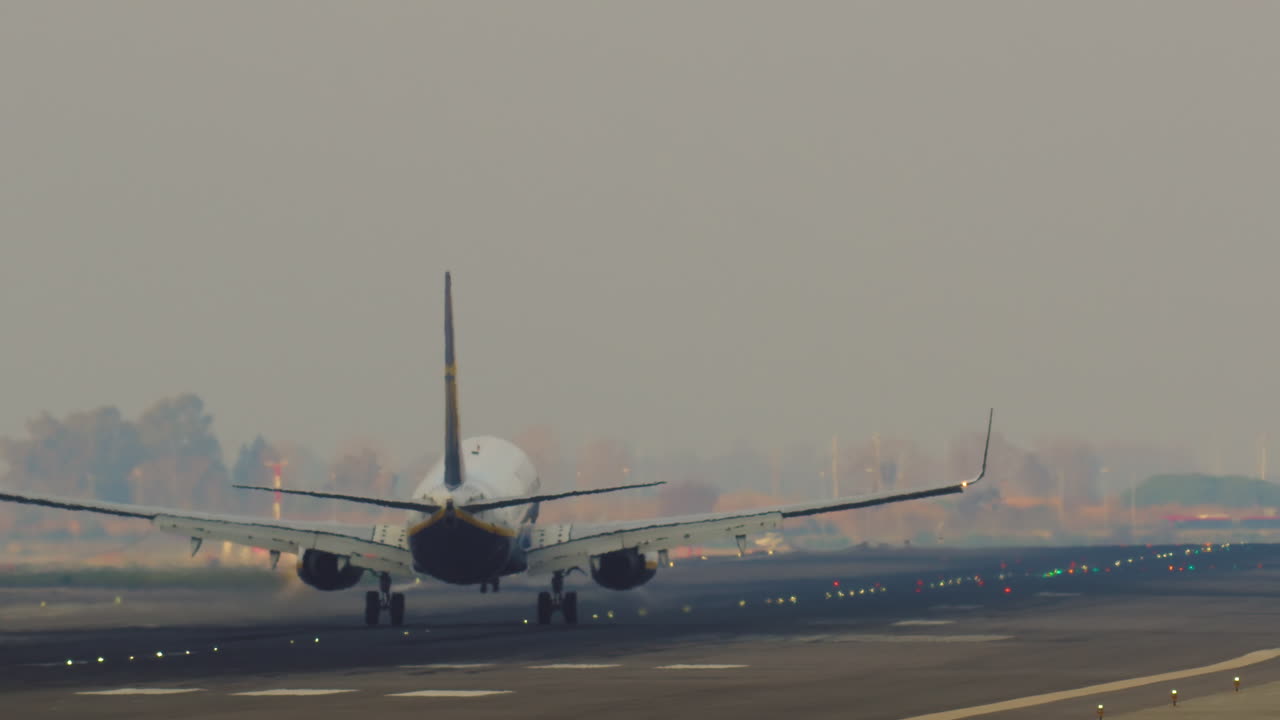 Atterraggio dell'aereo sulla pista