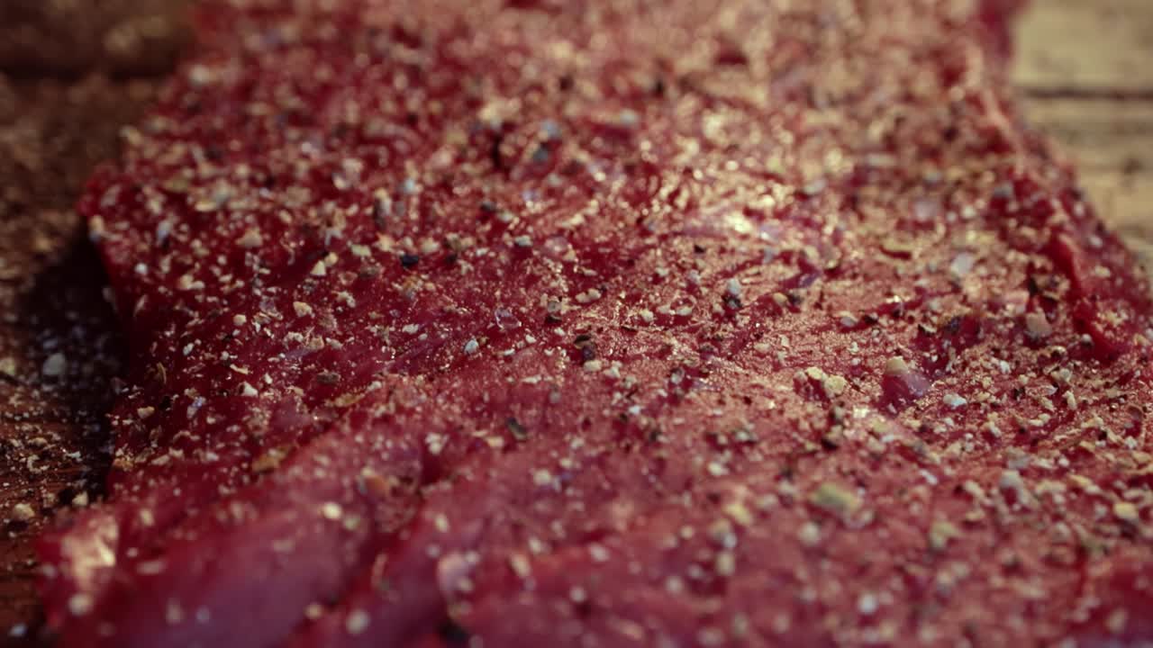 Misto di pepe e spezie su una bistecca di carne cruda