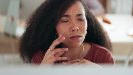 confundida, mujer de negocios y leyendo en la computadora