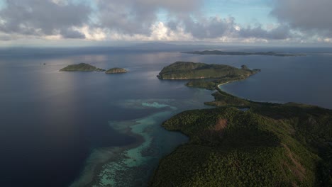 Hohe-Aussicht-Auf-Die-Erstaunliche-Natur-Der-Inseln-In-Raja-Ampat,-Indonesien