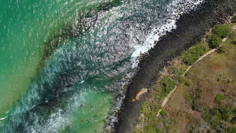 Wellen-Treffen-Auf-Die-Küstenlinie-In-Burleigh-Heads,-Gold-Coast