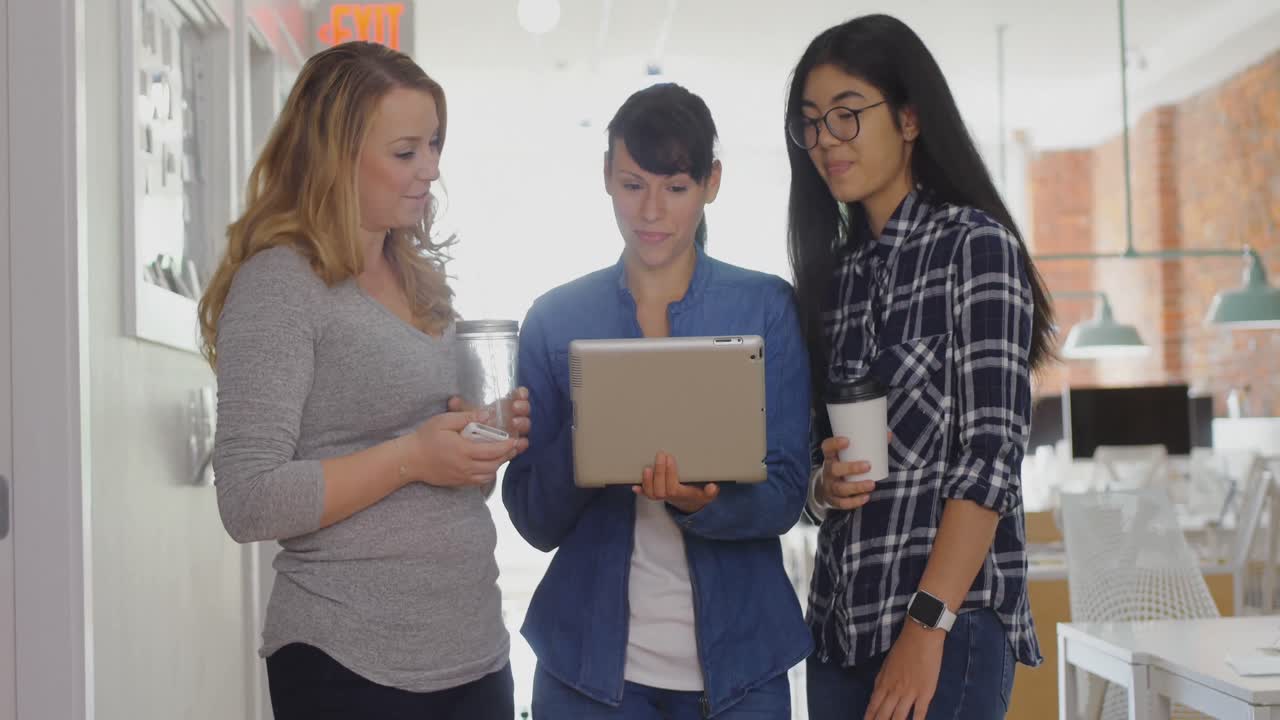 Mulher de negócios discutindo em um tablet digital 4K