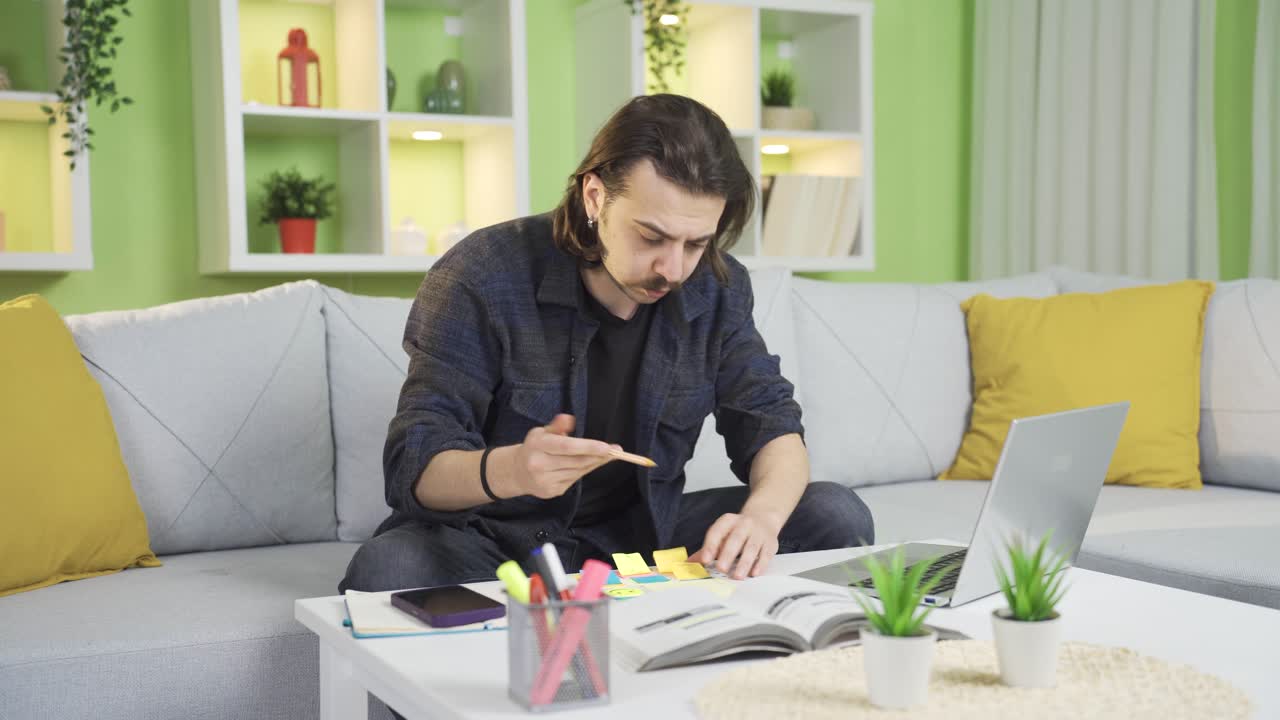 freelancer trabajando desde casa con prisa.