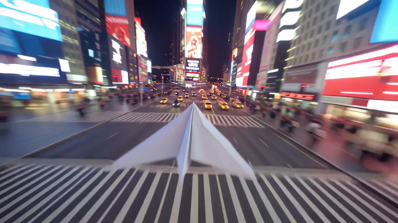 Rekaman hyperlapse dinamis melihat ke bawah Broadway di Times Square, New York City pada malam hari, dengan kerumunan yang buram, papan reklame LED terang, dan taksi kuning yang melaju kencang