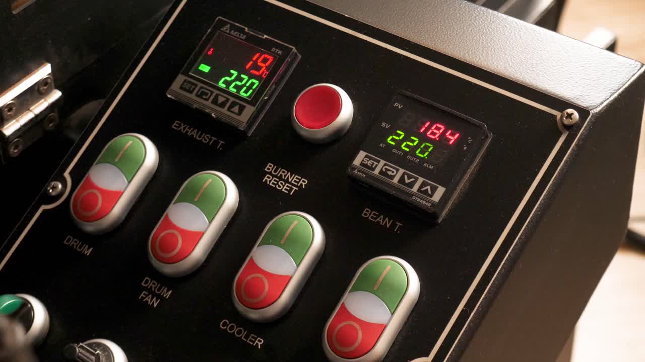 사용 가능한 로스트 정도가 있는 커피 그라인더 제어판을 약간 돌립니다.