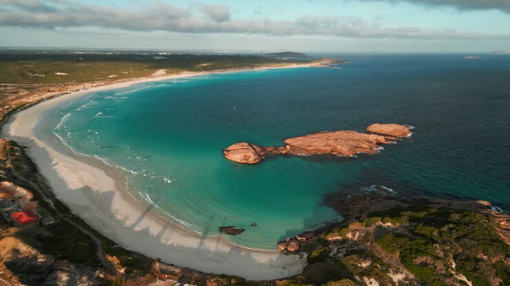 ampia vista aerea della spiaggia del crepuscolo al tramonto con alcune nuvole nel cielo vicino a esperance nell'australia occidentale