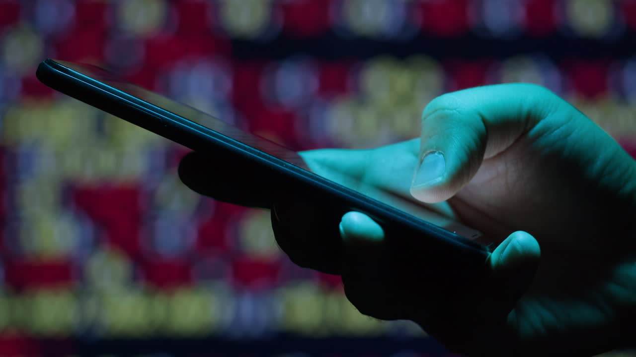 Persona che utilizza uno smartphone