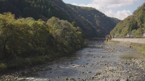 Herbstgebirgsszene-In-Japan,-Wandern-Entlang-Des-Takedao-Mukogawa-Pfades