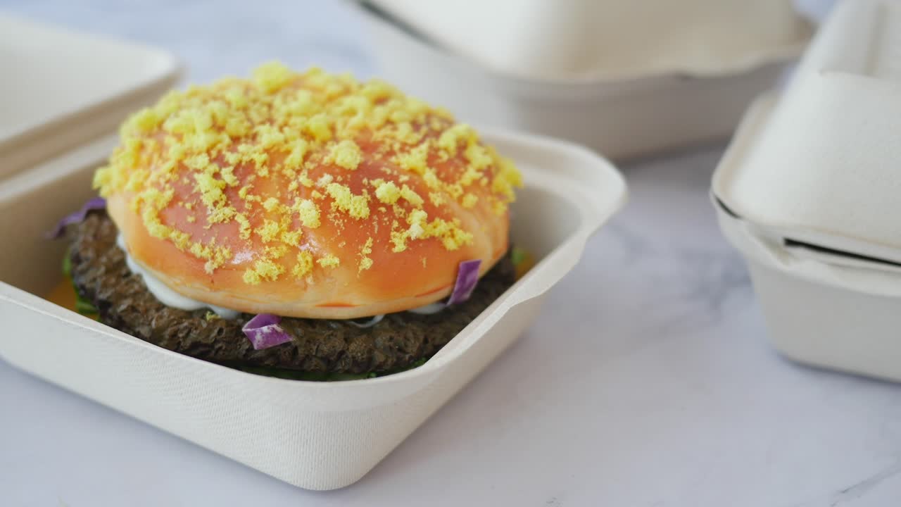hamburguesa deliciosa en un recipiente desechable