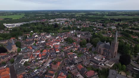 vista panorámica aérea de la histórica ciudad holandesa groenlo con la torre de la iglesia que se eleva sobre los auténticos tejados medievales
