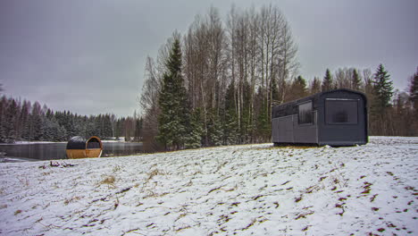 Saunahütte-In-Ländlicher-Und-Verschneiter-Landschaft,-Zeitraffer