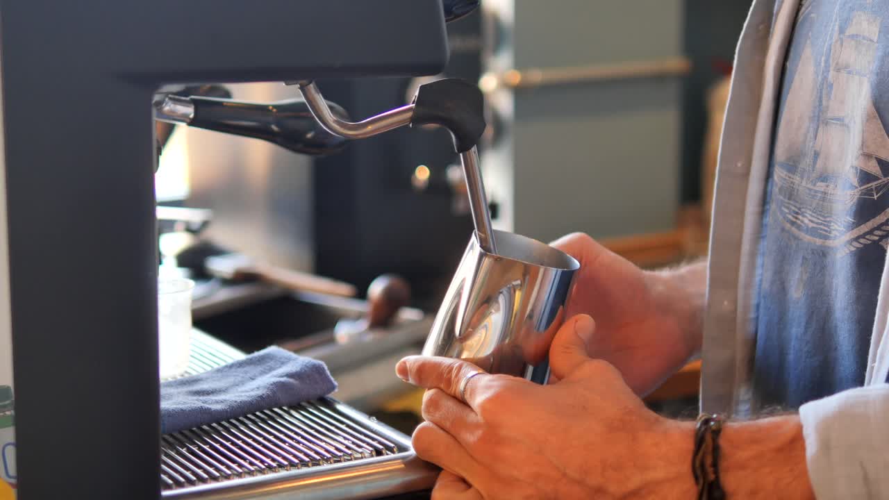 barista che fa il caffè