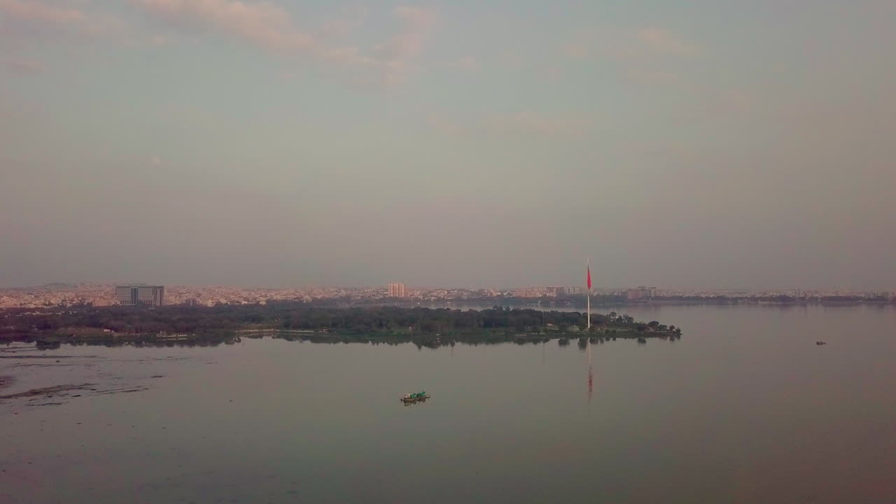 Vista grandangolare del tramonto sul lago a Hyderabad, India. Vista drone