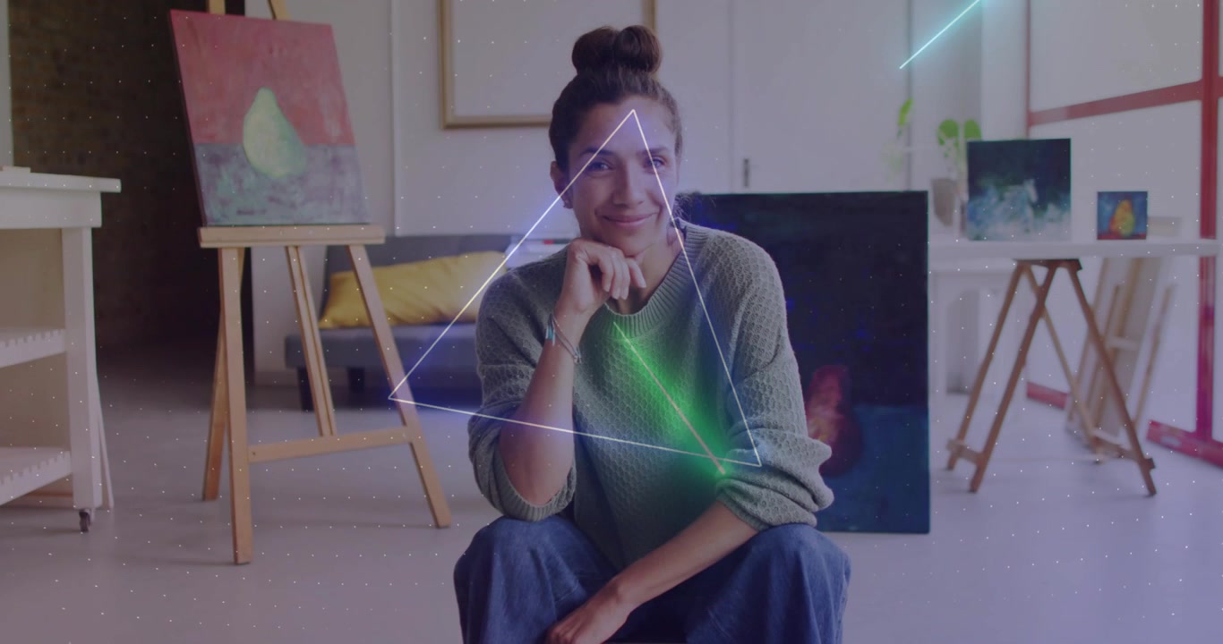 Artista seduto in studio, un anello al neon si forma attorno al busto e inizia una rotazione a diamante, mettendo in mostra l'arte.