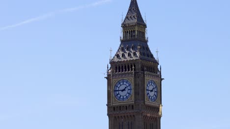 aereo che passa big ben in un cielo limpido
