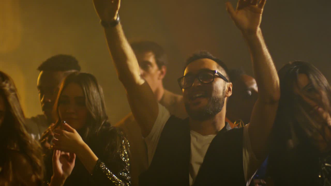 multitud alegre bailando y aplaudiendo