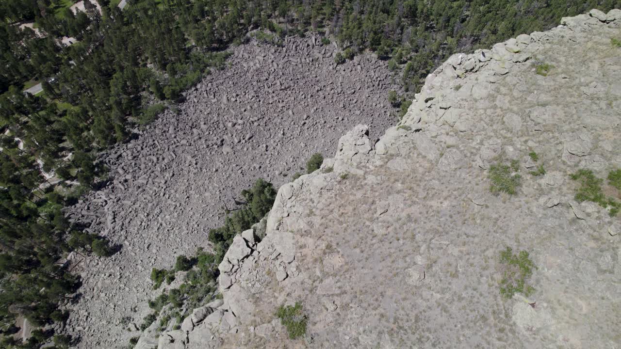 와이오밍 주 블랙 힐스 지역에 위치한 거대하고 단단하고 화산적인 타워 또는 버트의 드론  ⁇ 입니다.