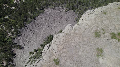 Eine-Drohnenaufnahme-Des-Devils-Tower,-Eines-Massiven,-Monolithischen,-Vulkanischen-Stout-Tower-Oder-Butte,-Der-Sich-In-Der-Black-Hills-Region-Von-Wyoming-Befindet