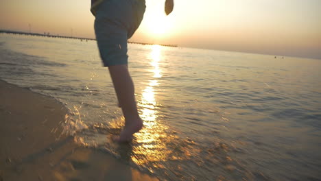 Füße-Eines-Jungen,-Der-Am-Strand-Läuft