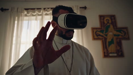 sacerdote usando auriculares vr en la iglesia
