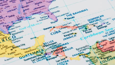 Nahaufnahme-Des-Landeswortes-Kuba-Auf-Einer-Weltkarte-Mit-Dem-Detaillierten-Namen-Der-Hauptstadt
