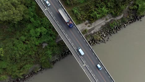 Fahrzeuge-Fahren-Entlang-Der-Überführungsbrücke-über-Den-Arakawa-Fluss-In-Saitama,-Japan
