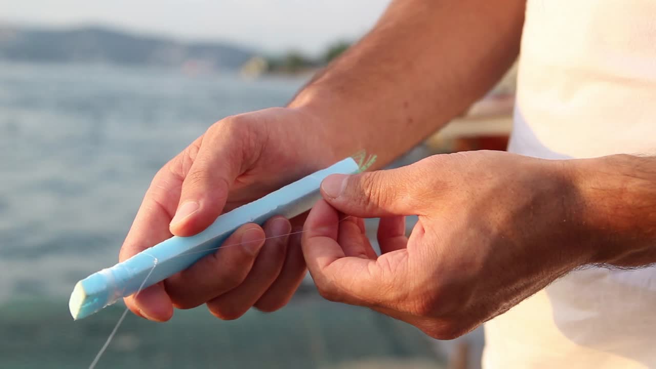 Il Pescatore Prepara La Canna da Pesca 4