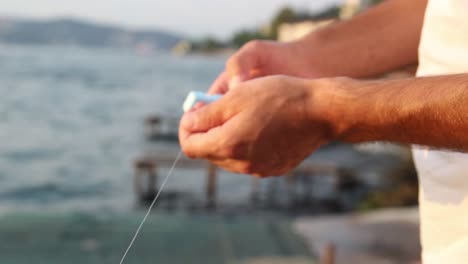 el pescador preparando la caña de pescar 4