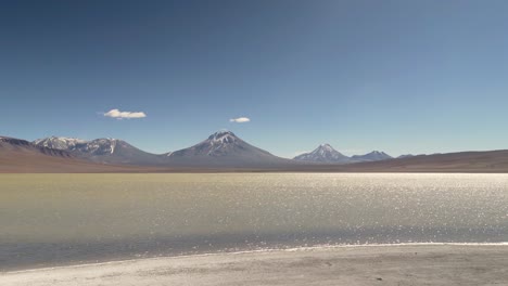 hermosa laguna salada cerca de volcanes en medio del desierto de atacama, chile, sudamérica