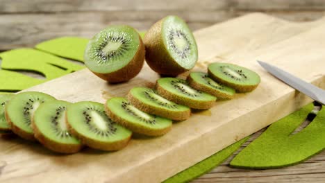 rebanadas y media sección de kiwi en la tabla de cortar